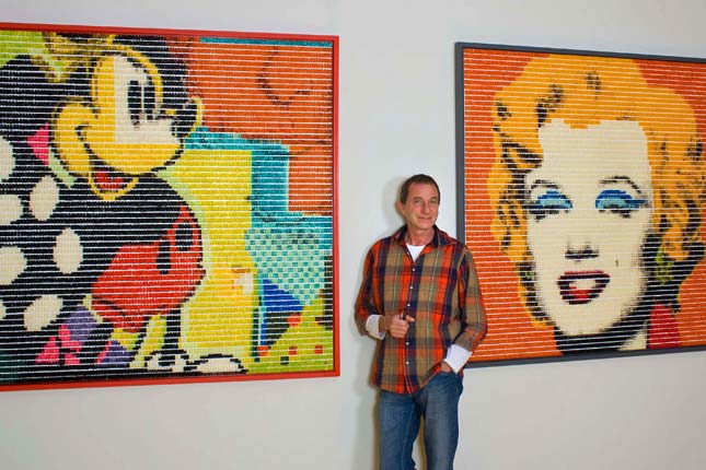 Der Künstler Johannes Cordes zwischen zwei Arbeiten aus seinem Atelier: Mickey Mouse und Marilyn Monroe - Bilder aus Gummibären