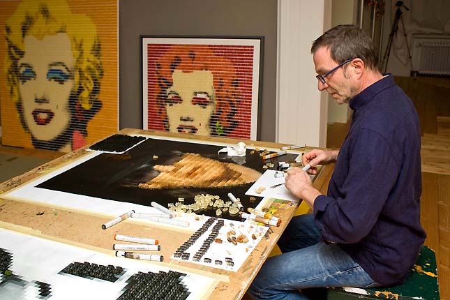 Johannes Cordes bei der Arbeit an einem Porträt aus Gummibärchen des Sängers Udo Lindenberg