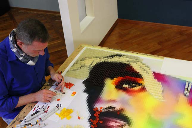 Johannes Cordes bei der Arbeit an einem Portät aus Gummibären des Sängers Tupac Shakur