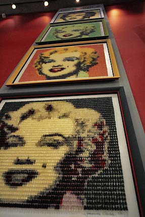 Vier Porträts von Marilyn Monroe in der Ausstellung von Johannes Cordes im Kino Metropolis, Frankfurt